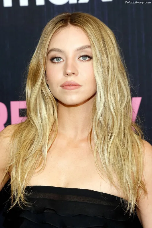 Sydney Sweeney photo 24 of 12007