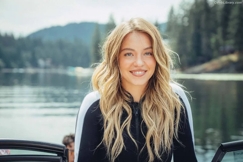 Sydney Sweeney photo 7 of 12007