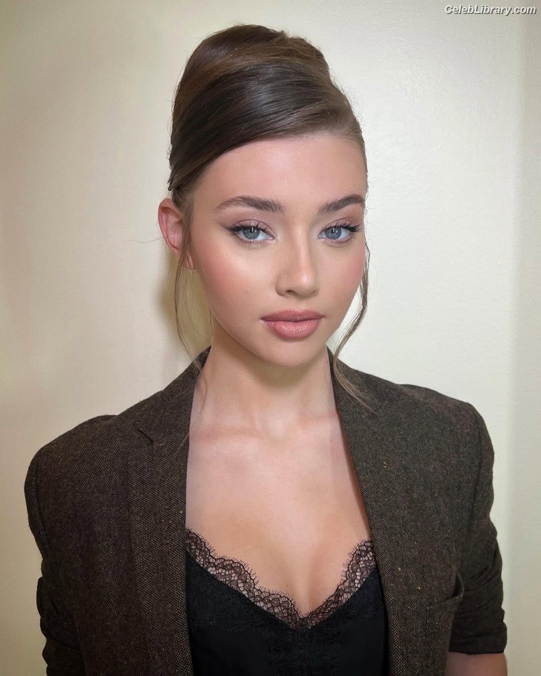 Sydney Taylor photo 4 of 65