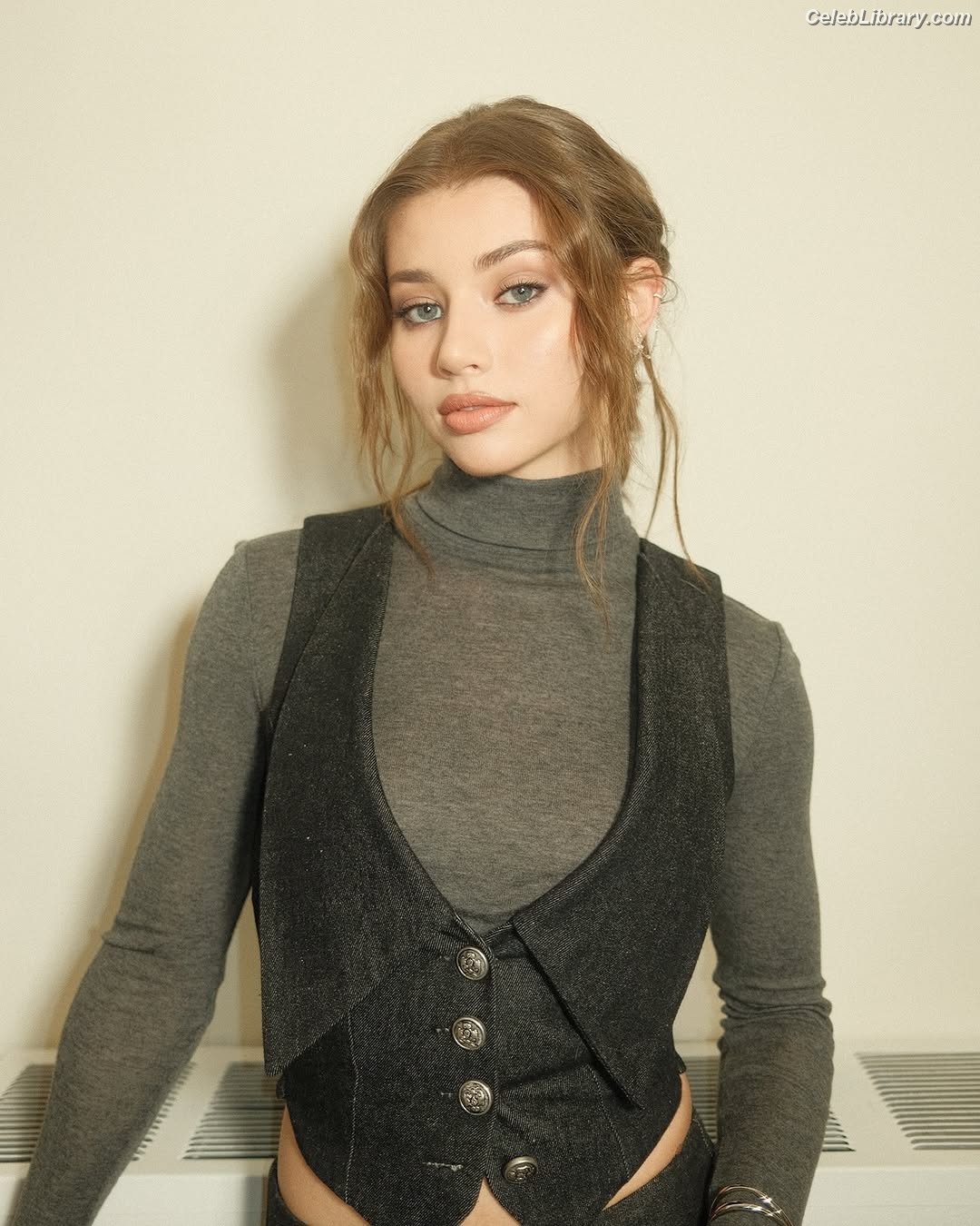 Sydney Taylor photo 11 of 65