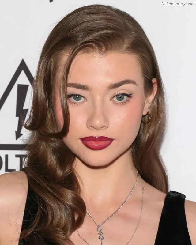 Sydney Taylor photo 13 of 65