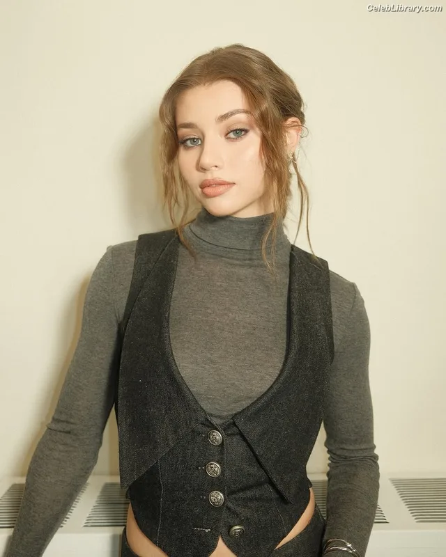 Sydney Taylor photo 11 of 65