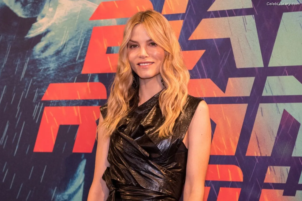 Sylvia Hoeks photo 22 of 126