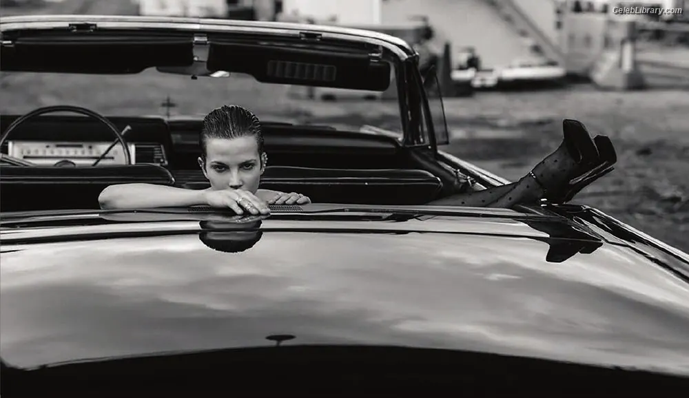 Sylvia Hoeks photo 18 of 126