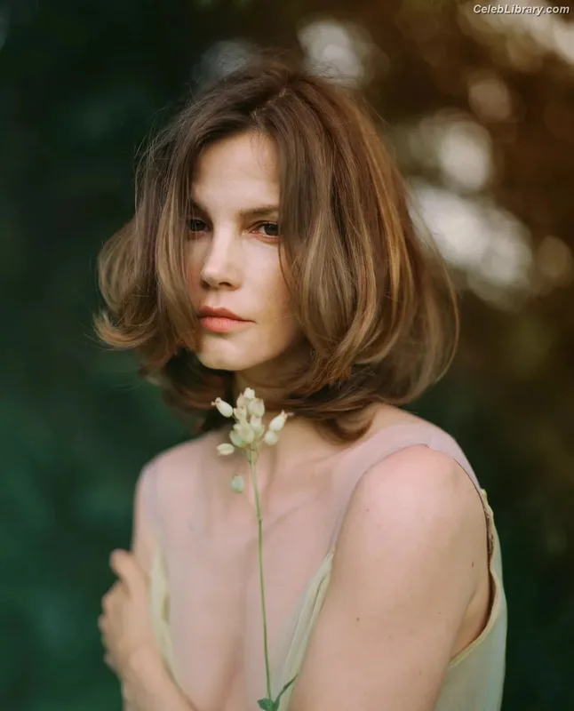 Sylvia Hoeks photo 3 of 127