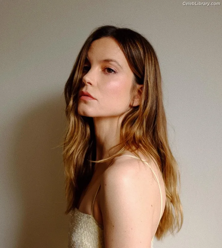 Sylvia Hoeks photo 8 of 127