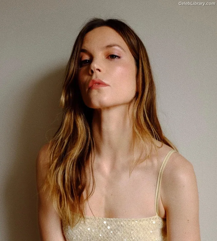 Sylvia Hoeks photo 9 of 127