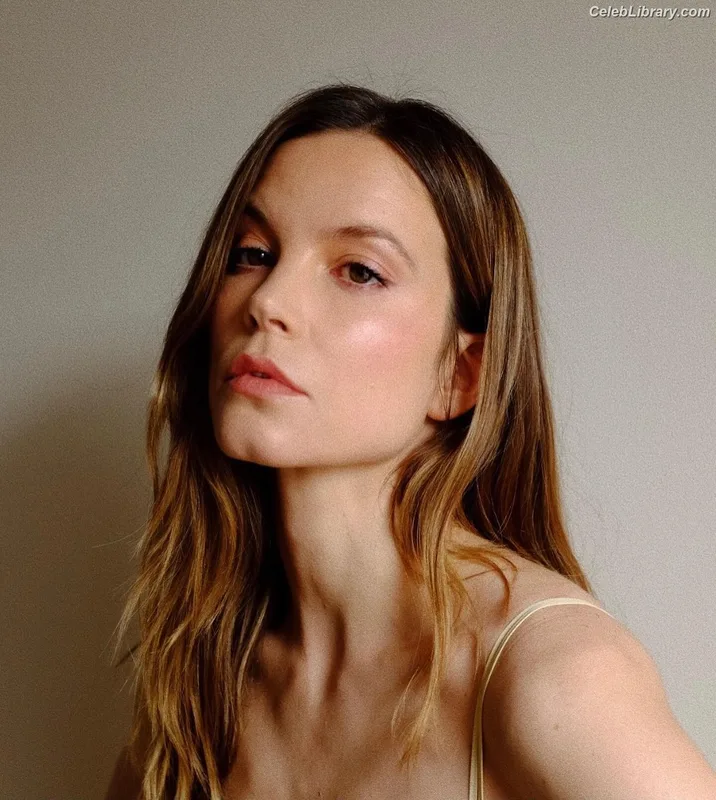 Sylvia Hoeks photo 10 of 127