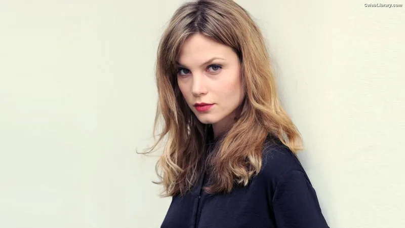 Sylvia Hoeks photo 14 of 127