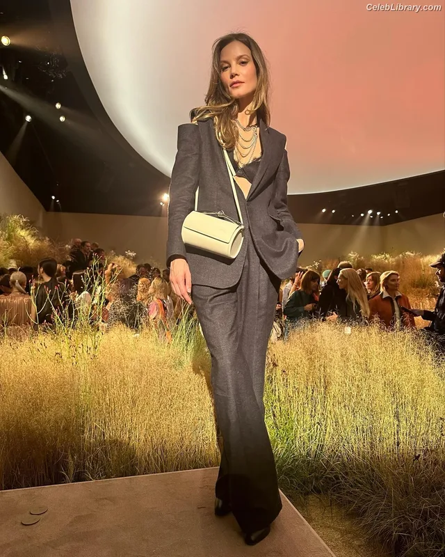 Sylvia Hoeks photo 15 of 127