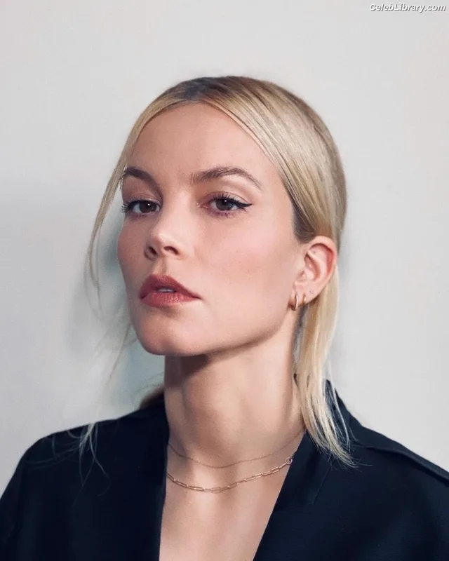 Sylvia Hoeks photo 19 of 127