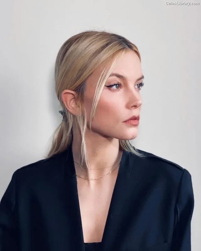 Sylvia Hoeks photo 20 of 127