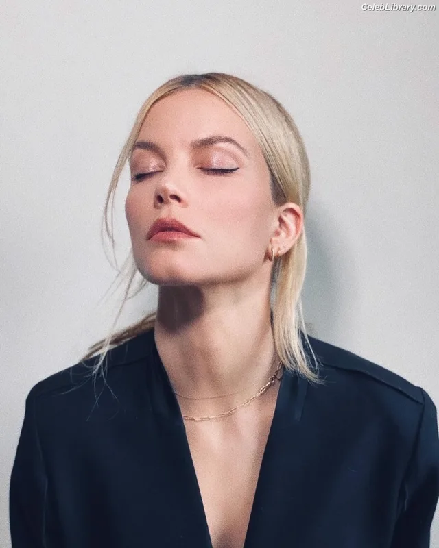 Sylvia Hoeks photo 21 of 127