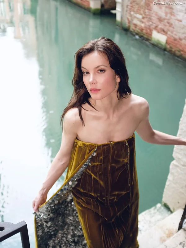 Sylvia Hoeks photo 4 of 127