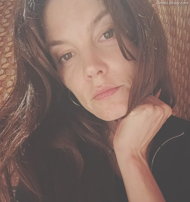 Sylvia Hoeks photo 16 of 127