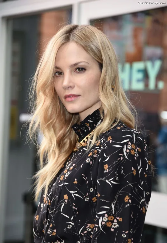 Sylvia Hoeks photo 22 of 127