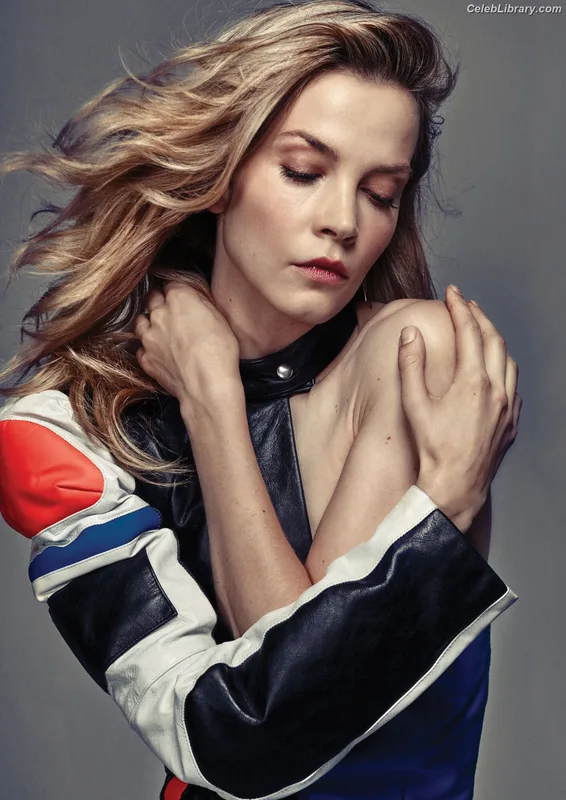 Sylvia Hoeks photo 8 of 127