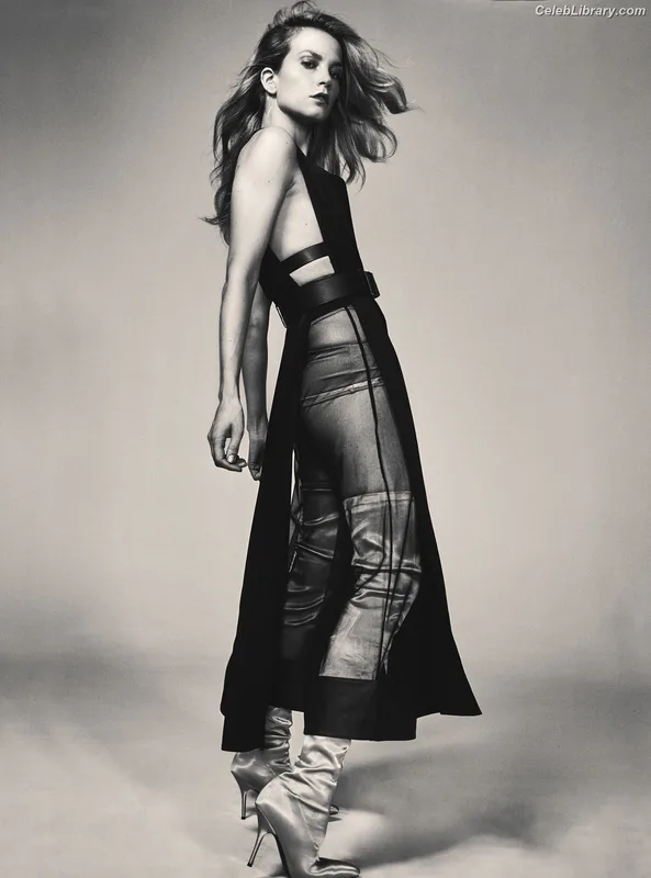 Sylvia Hoeks photo 11 of 127