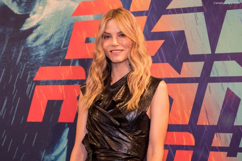 Sylvia Hoeks photo 22 of 127