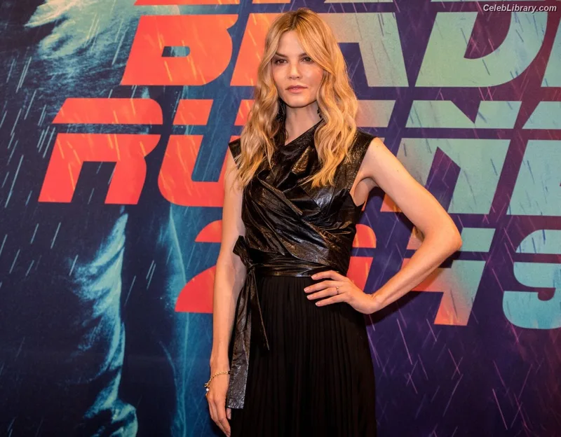 Sylvia Hoeks photo 3 of 127