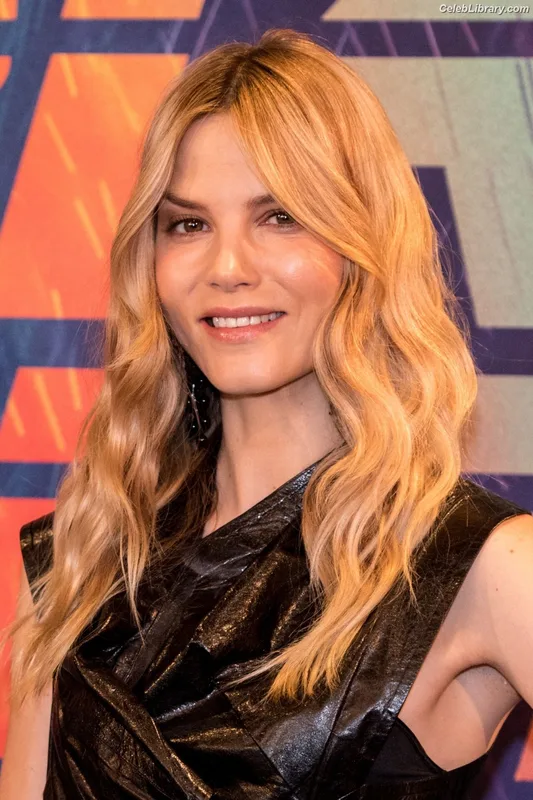 Sylvia Hoeks photo 4 of 127