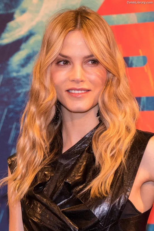 Sylvia Hoeks photo 6 of 127