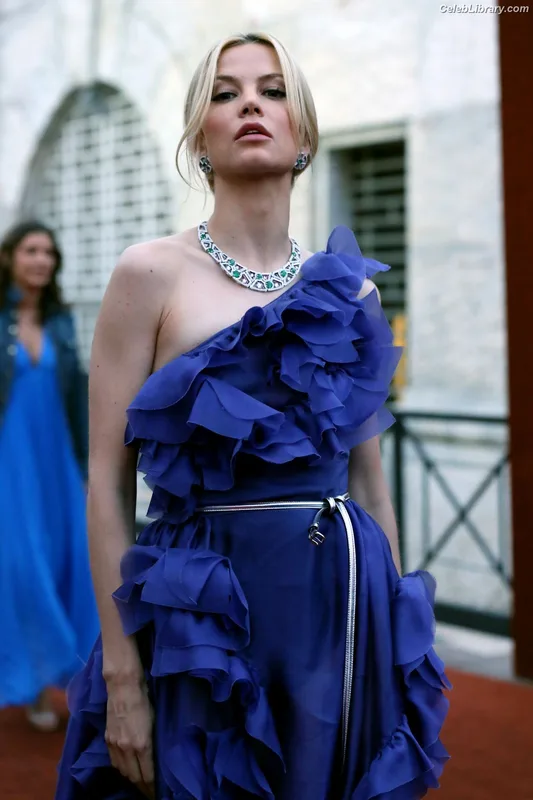 Sylvia Hoeks photo 20 of 127