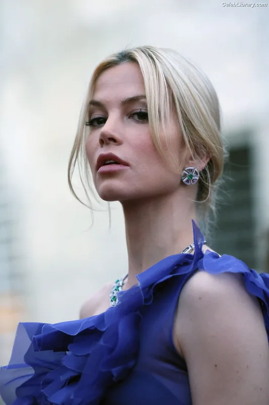 Sylvia Hoeks photo 5 of 127