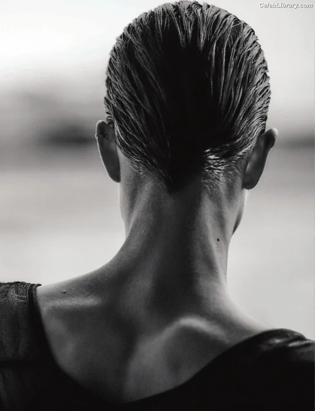 Sylvia Hoeks photo 7 of 127