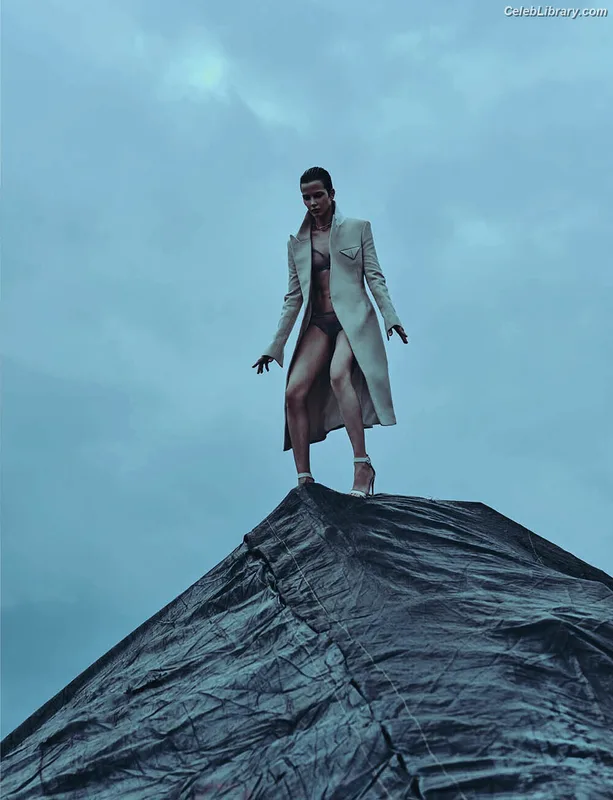 Sylvia Hoeks photo 8 of 127
