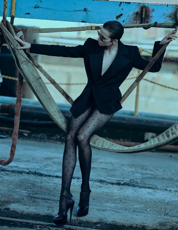 Sylvia Hoeks photo 10 of 127