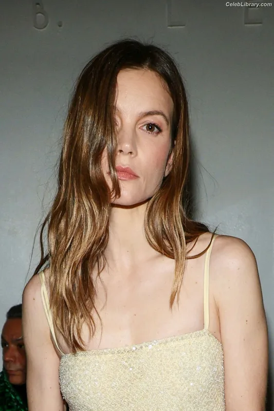 Sylvia Hoeks photo 2 of 127