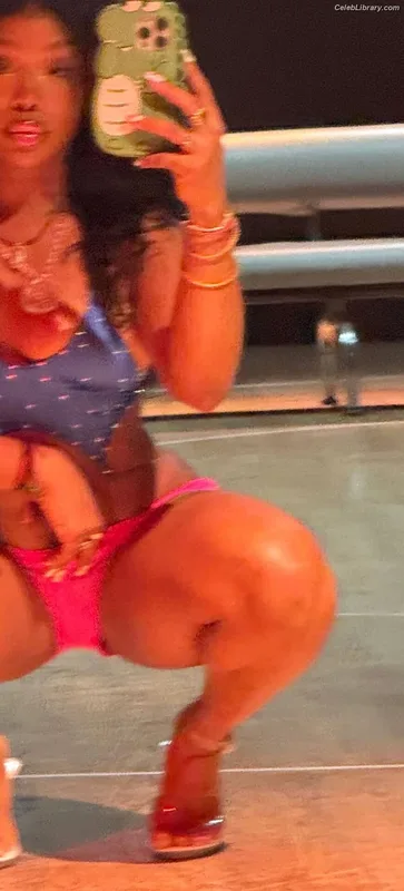 SZA Solana Rowe photo 4 of 457