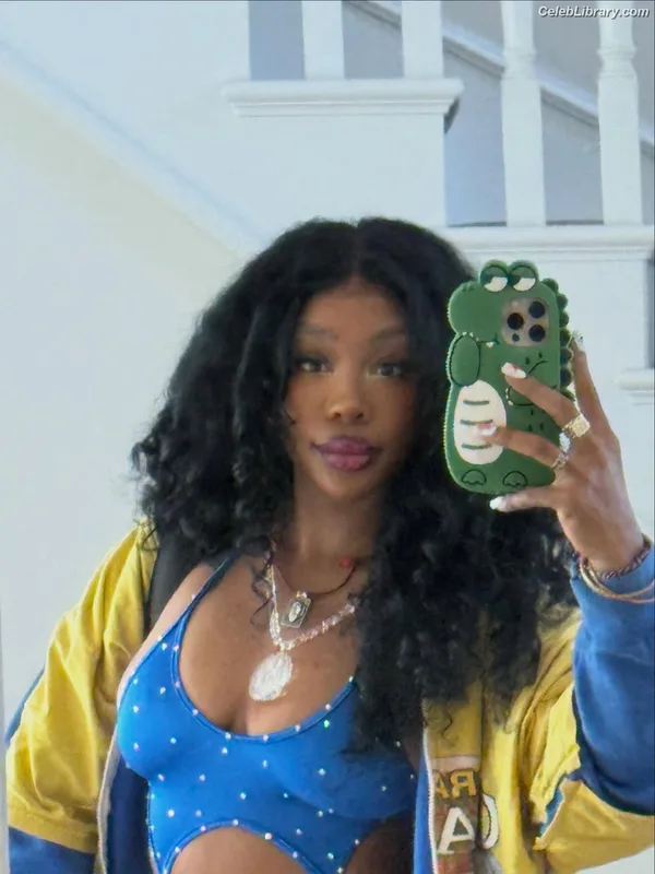 SZA Solana Rowe photo 7 of 457
