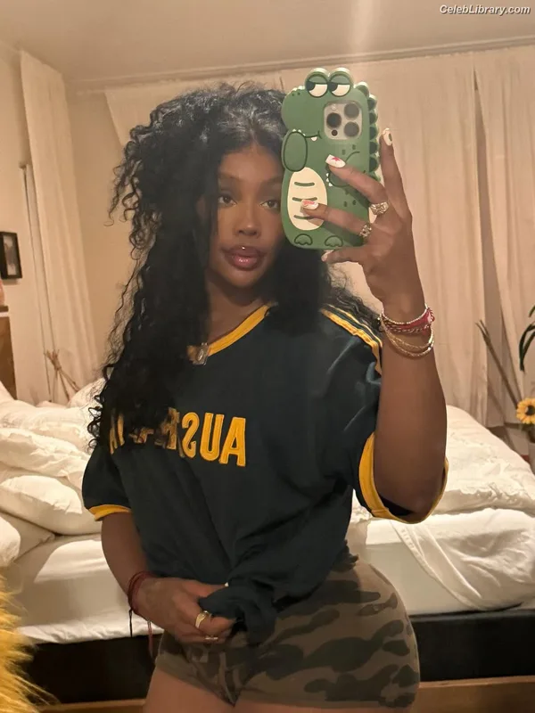 SZA Solana Rowe photo 17 of 457
