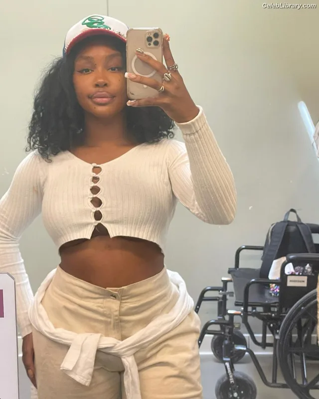 SZA Solana Rowe photo 4 of 457