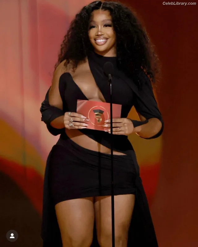 SZA Solana Rowe photo 4 of 457