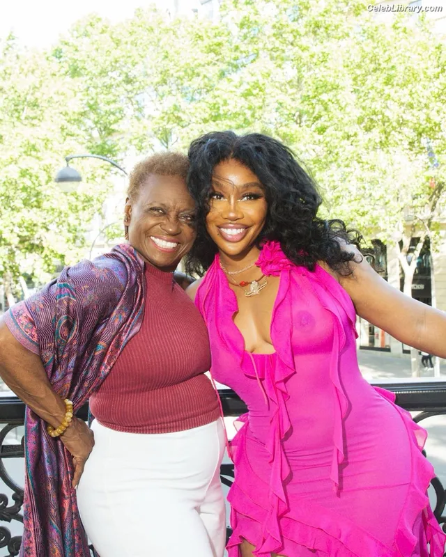 SZA Solana Rowe photo 19 of 457