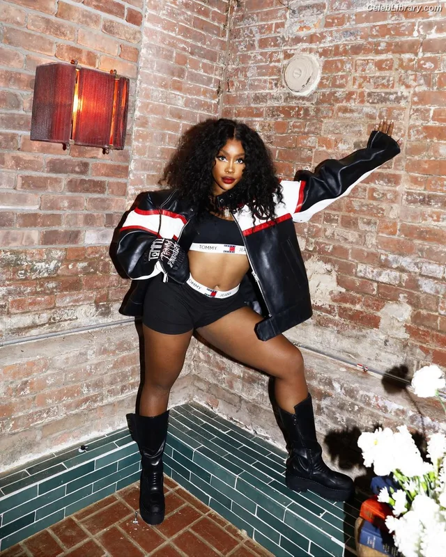 SZA Solana Rowe photo 1 of 457