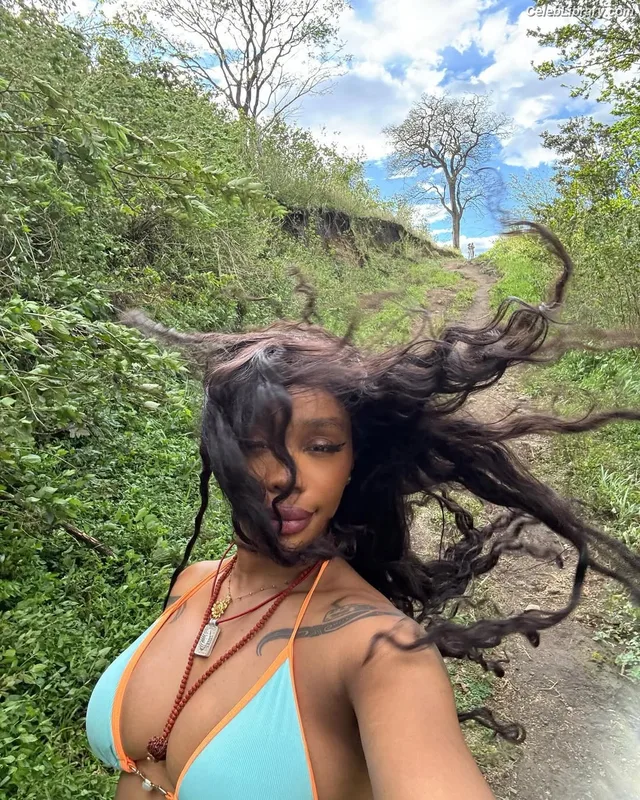 SZA Solana Rowe photo 8 of 457