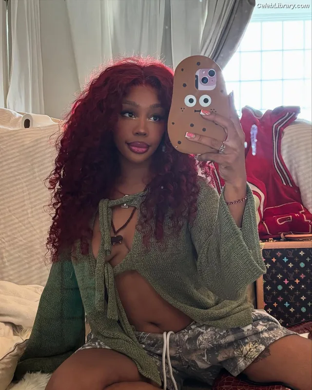 SZA Solana Rowe photo 2 of 457