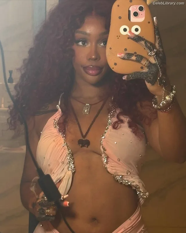 SZA Solana Rowe photo 14 of 457