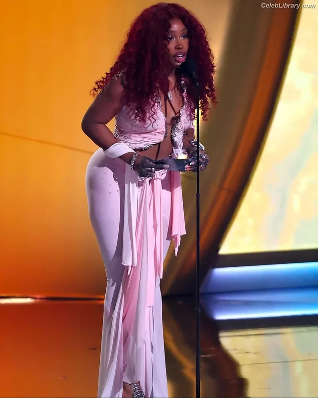 SZA Solana Rowe photo 16 of 457