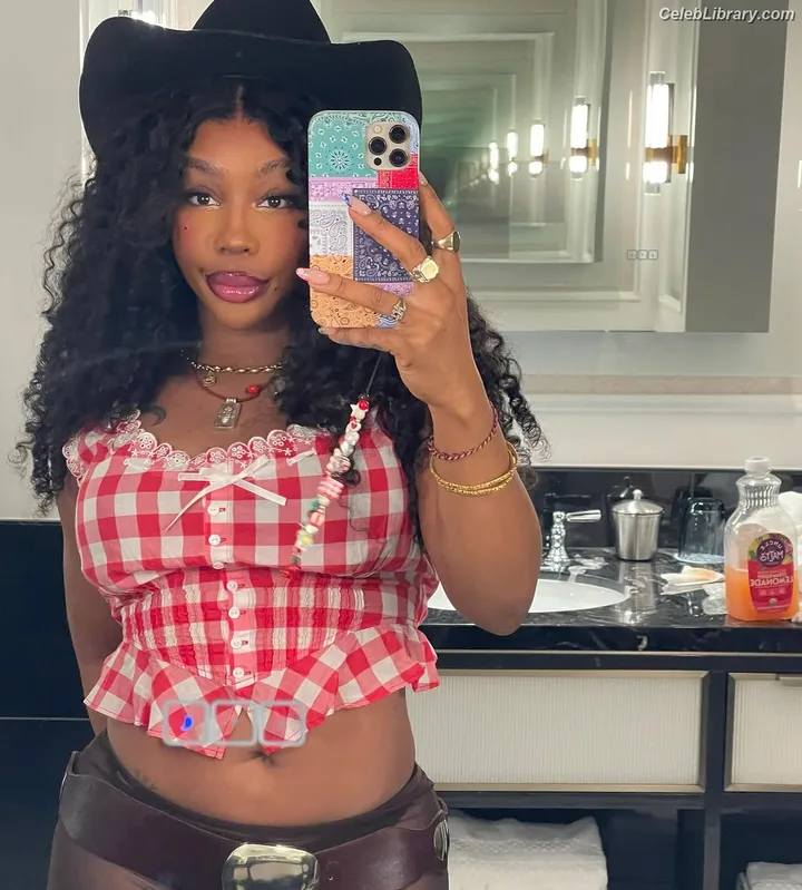 SZA Solana Rowe photo 4 of 457
