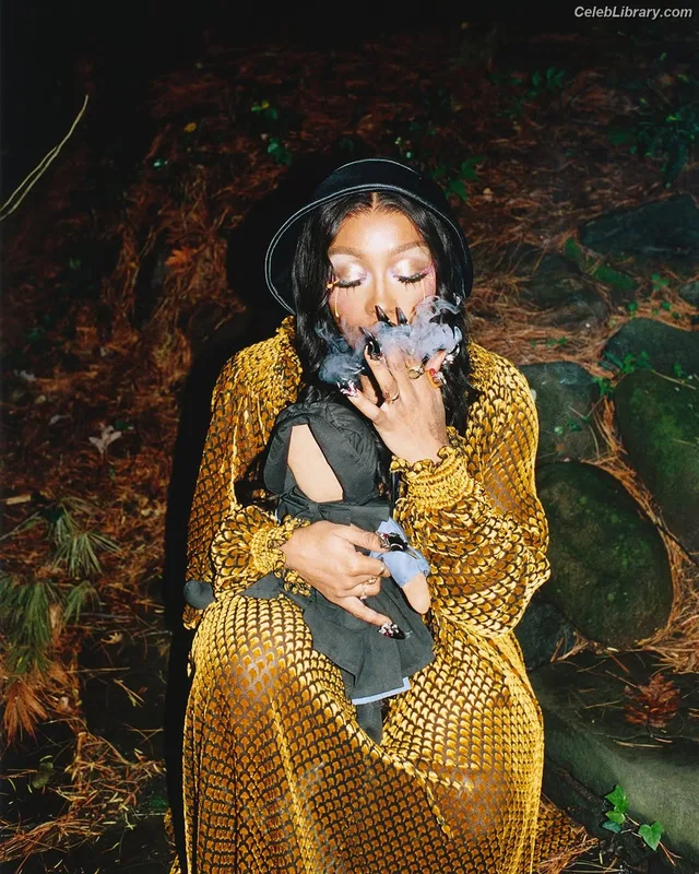 SZA Solana Rowe photo 16 of 457