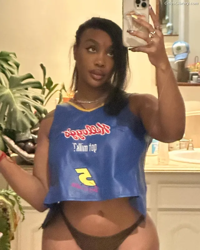 SZA Solana Rowe photo 9 of 457