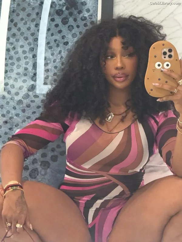 SZA Solana Rowe photo 1 of 457