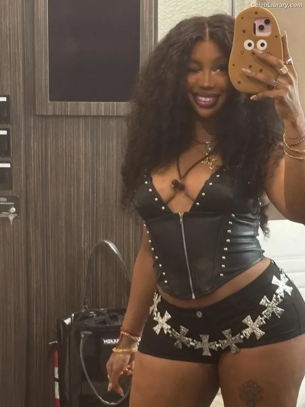SZA Solana Rowe photo 9 of 457