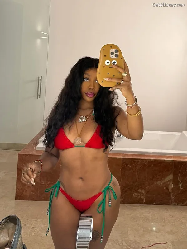 SZA Solana Rowe photo 2 of 457