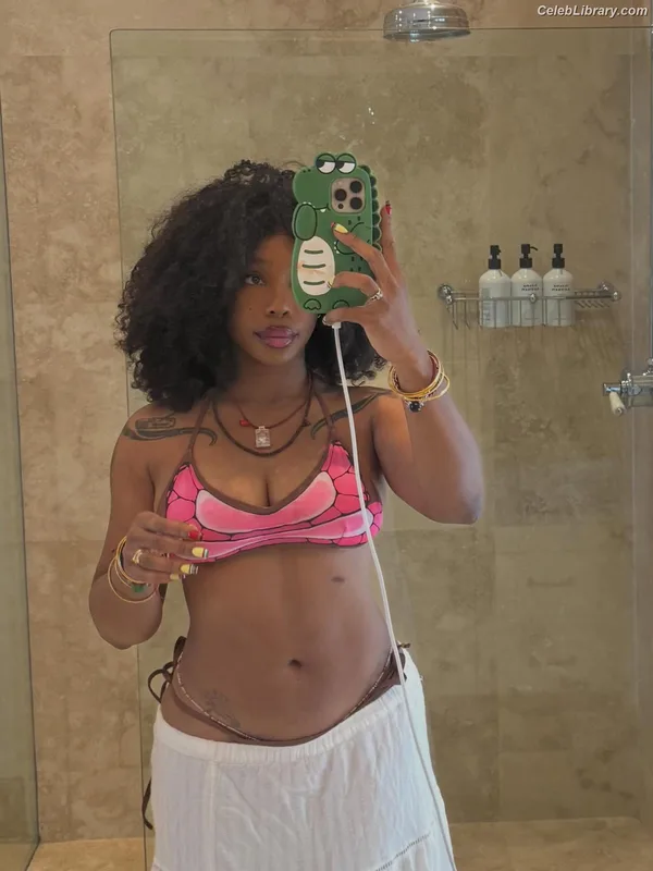 SZA Solana Rowe photo 17 of 457